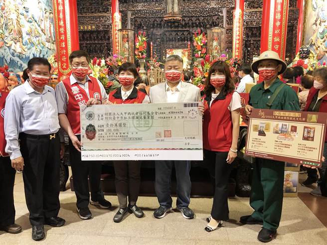 台中邮局以认购人名义捐助「财团法人大甲妈社会福利基金会附设台中市私立镇澜儿童家园」失依儿童10万元。（陈世宗摄）