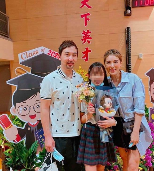 一家3口于女儿毕业典礼晒出罕见合照 (图/取自小祯IG)
