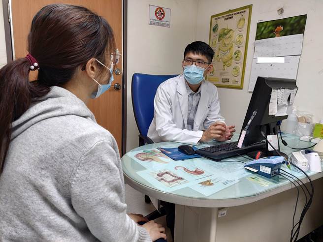苗栗衛生局補助民眾無痛大腸鏡檢查，圖為醫師看診示意圖。（李京昇攝）