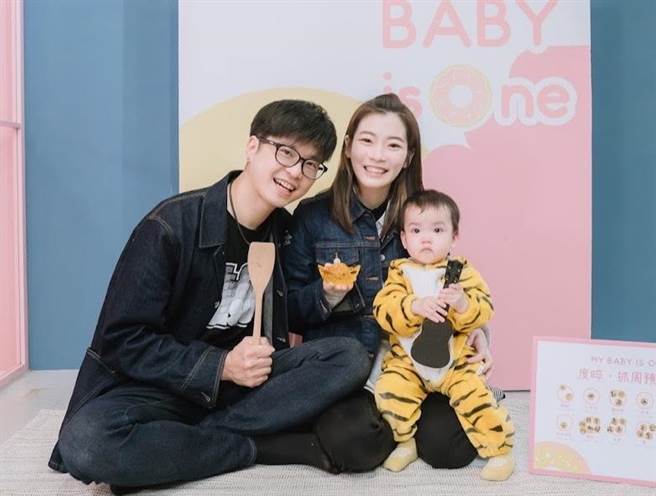 罗小白一家三口开心合照。（罗小白提供）