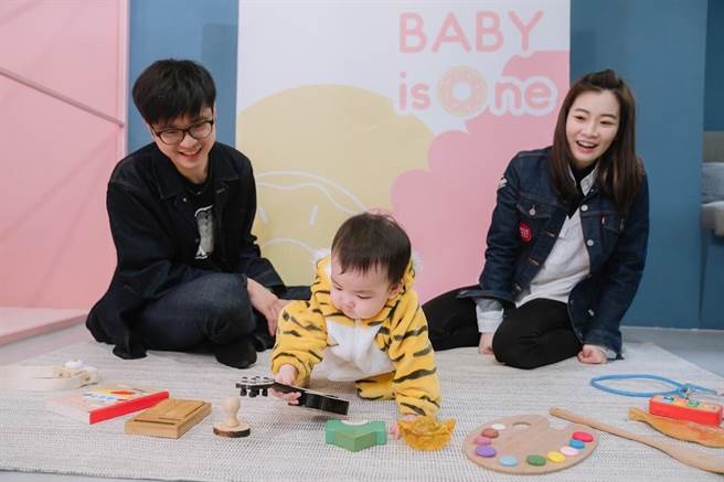 罗小白一家三口开心合照。（罗小白提供）