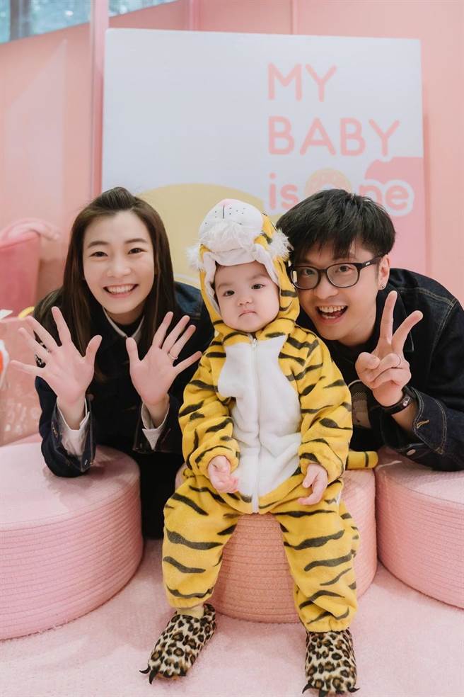 罗小白一家三口开心合照。（罗小白提供）