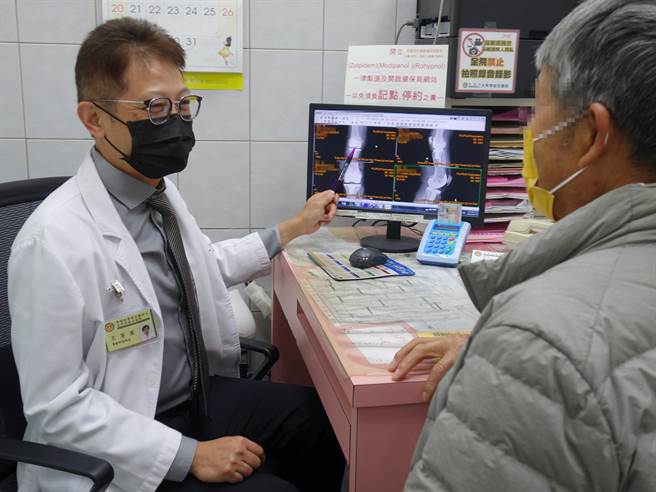 大甲李綜合醫院骨科醫師王芳英，以術後影像向病人說明。（李綜合醫院提供）
