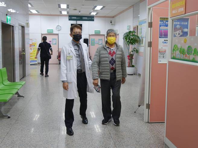 雷老先生走路動作自然，且不必再仰賴助行設備。（李綜合醫院提供）