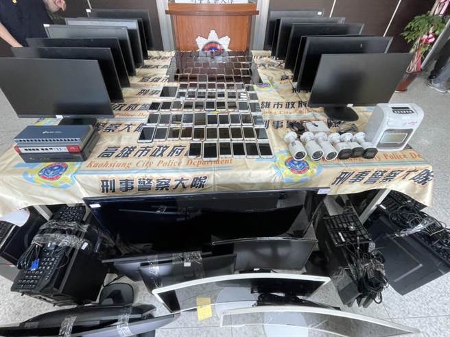 高雄庄姓男子等人以新兴区某商办大楼作为掩护，在大楼内设置赌博机房，高市刑大获报后于29日持搜索票攻坚，在机房内逮捕庄男为首的12名男女及相关证物。（洪浩轩摄）
