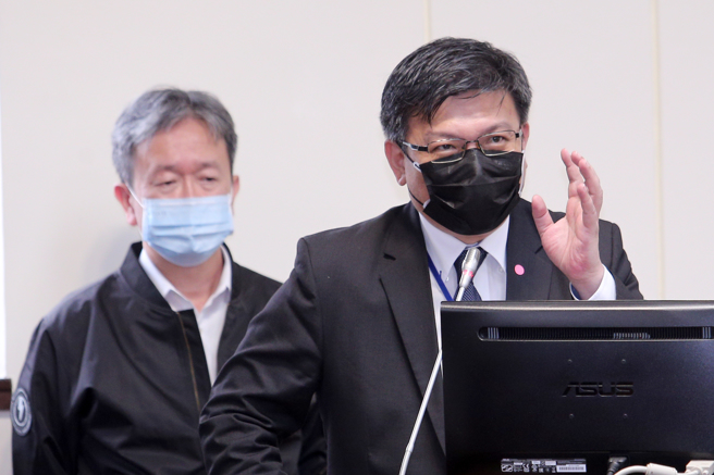 经济部次长曾文生（右）、台电总经理王耀庭（左）31日在立法院就「强化电网千亿预算计画」进行报告并备询。（黄世麒摄）