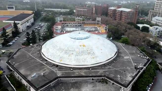 彰化县立体育馆是公眾体育场和县的庆典与各种活动中心，使用率超高是彰化的小巨蛋，占地17公顷，从1985年启用后，已37年了，场馆多处破损颇髓，彰化县政府投入1.28亿元大翻修。（吴敏菁摄）