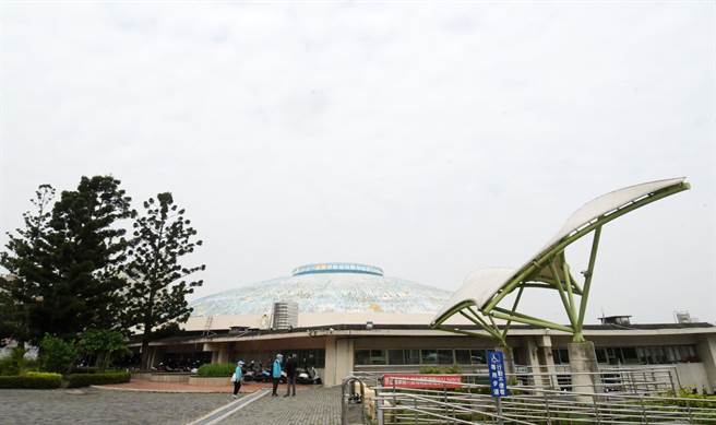 彰化县立体育馆是公眾体育场和县的庆典与各种活动中心，使用率超高是彰化的小巨蛋，占地17公顷，从1985年启用后，已37年了，场馆多处破损颇髓，彰化县政府投入1.28亿元大翻修。（吴敏菁摄）