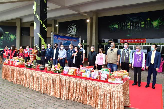 彰化县立体育馆是公眾体育场和县的庆典与各种活动中心，场馆多处破损颇髓，彰化县政府投入1.28亿元大翻修，县长王惠美主持开工祈福。（吴敏菁摄）