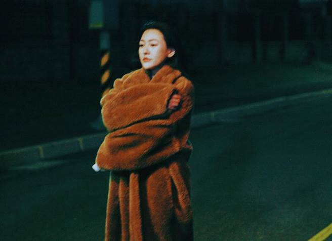 小S拍摄新歌〈欠揍的你〉MV忍不住落泪。（犬象提供）