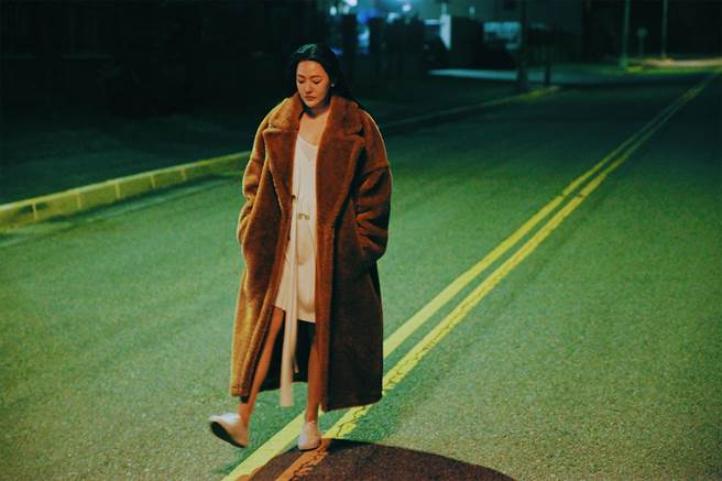 小S拍摄新歌〈欠揍的你〉MV忍不住落泪。（犬象提供）