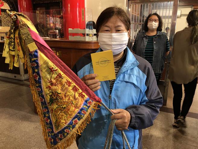 大甲媽信徒今天自發性的帶著疫苗小黃卡，前往鎮瀾宮要申請「疫苗３OK」的識別證。（陳世宗攝）