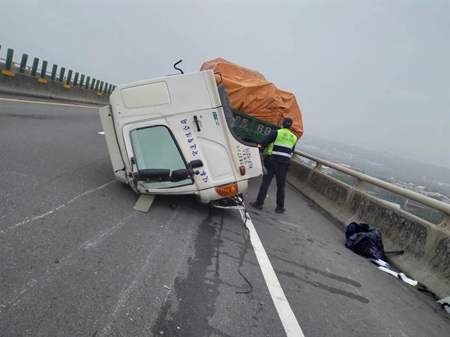 貨車的車頭整個斷裂。（翻攝照片／李京昇苗栗傳真）