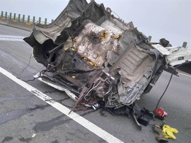 蕭男駕駛的貨車車頭，整個與車身分離。（翻攝照片／李京昇苗栗傳真）