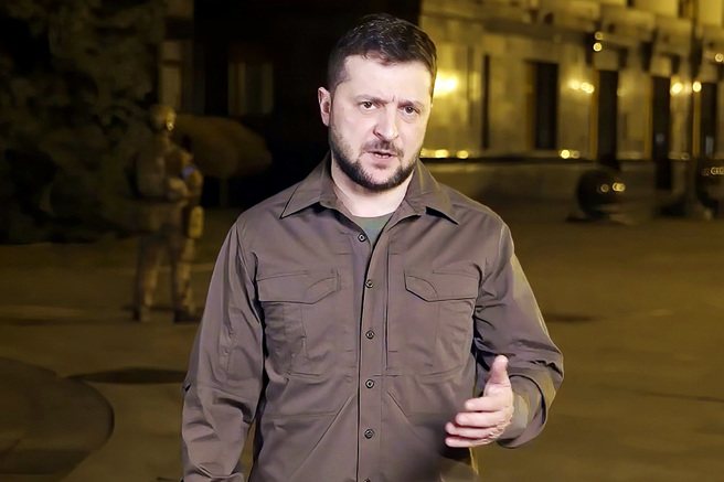 烏克蘭總統澤倫斯基（Volodymyr Zelenskyy）30日宣布召回烏駐喬治亞及駐摩洛哥大使，暗示他們在說服友邦支持烏克蘭、懲罰俄羅斯等方面做得不夠。（圖／美聯社、烏克蘭總統府）