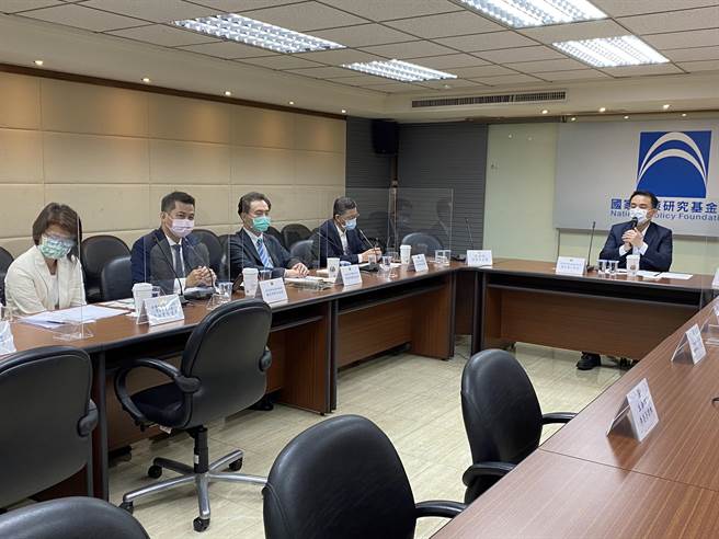 国家政策研究基金会今日举办《疫情增温？观光业者苦等解封，清明连假如何因应》论坛，邀请防疫专家、观光业者等代表座谈。（陈佑诚摄）