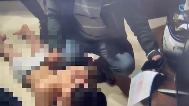 警方攻坚时，曾嫌仅穿着内裤还在房内呼呼大睡。（新庄警分局提供）