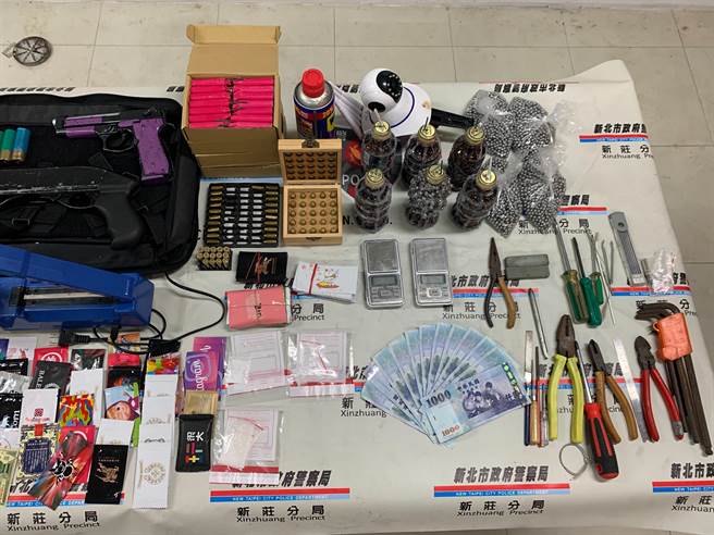 警方查扣毒品咖啡包317包、研磨器、封膜机外，另外查扣霰弹枪1支、改造手枪1支等证物。（新庄警分局提供）