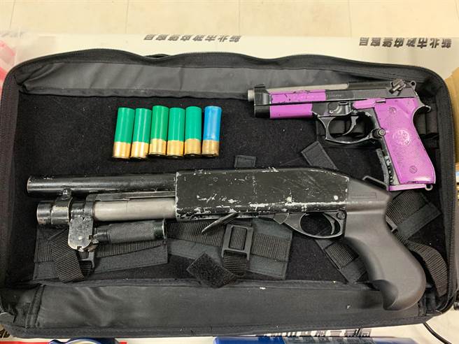 警方查扣毒品咖啡包317包、研磨器、封膜机外，另外查扣霰弹枪1支、改造手枪1支等证物。（新庄警分局提供）