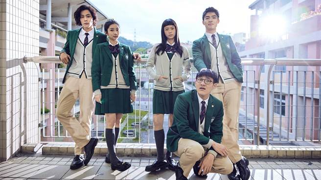 《第9節課》中，各務孝太（左起）、林玉書、王渝屏、楊誠、陳昊森飾演高中生。（愛奇藝國際站提供）