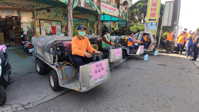 台東縣卑南鄉青農陸戰防疫隊開，今天開農用噴霧車在大街小巷進行清消。（莊哲權攝）