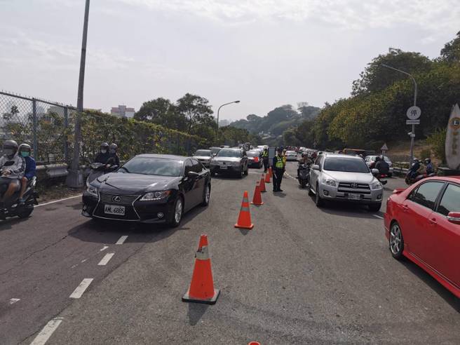 清明連假疏導車潮 壽山、西子灣、旗津風景區管制措施出爐。(鼓山分局提供)
