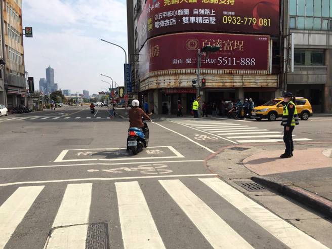 清明連假疏導車潮 壽山、西子灣、旗津風景區管制措施出爐。(鼓山分局提供)