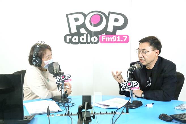 国民党前主席、立委江启臣（右）中午接受资深媒体人邱明玉（左）广播专访。（POP抢先爆提供）
