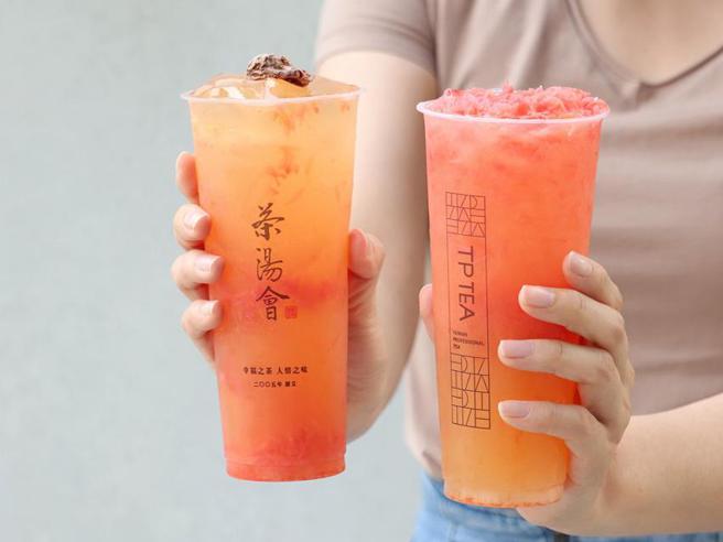 （茶汤会「红柚添香」葡萄柚系列新品，严选台湾在地红宝石葡萄柚，调以特级翡翠绿，标榜每一口都喝得到多汁果粒。图／茶汤会提供）