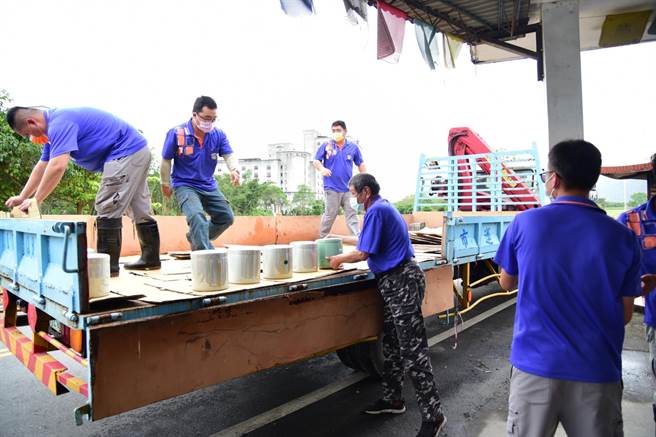 由市公所人员接力，小心翼翼将佐仓公墓无主先人骨灰罈移置安奉，仪式，魏嘉贤市长担任主祭，恭请佐仓212位无主先人至新城乡思源楼安奉。（花莲市公所提供／王志伟花莲传真）