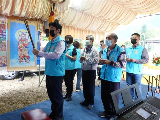 市长魏嘉贤偕同主秘翁美华及殡葬管理所长陈柏欣出席佐仓公墓无主先人福迁法会。（花莲市公所提供／王志伟花莲传真）