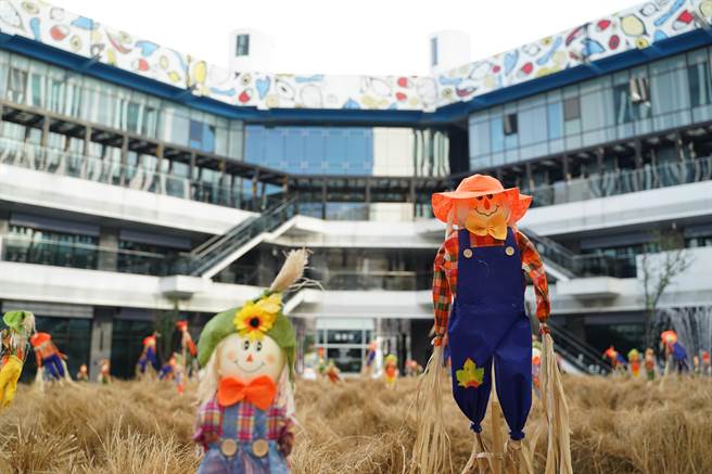 大里藝術廣場豎立150個稻草人，相當壯觀，曝光後吸引許多民眾搶著拍照。（讀者提供／張妍溱台中傳真）