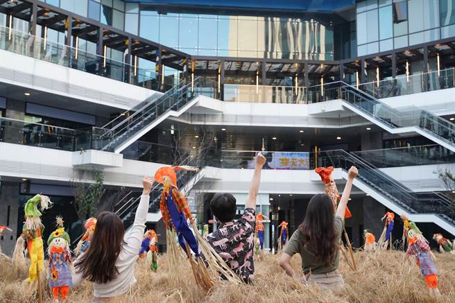 大里藝術廣場豎立150個稻草人，相當壯觀，曝光後吸引許多民眾搶著拍照。（讀者提供／張妍溱台中傳真）