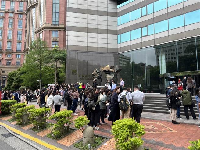 民眾被疏散到户外。（民眾提供／胡欣男台北传真）