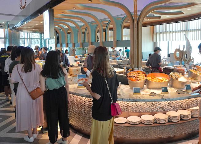 飨宾餐旅宣布旗下4大Buffet餐厅将自5月1日起调涨部分餐期价格，其中飨飨最多调涨100元。（何书青摄）