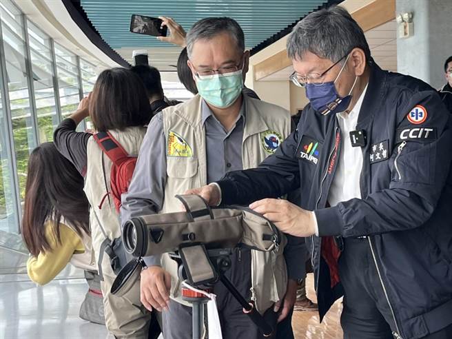 柯文哲用望遠鏡觀察關渡自然公園濕地。（黃可昀攝）