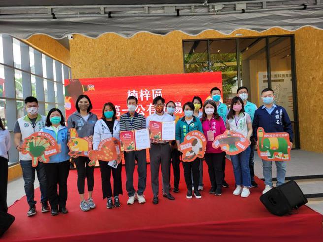 （國城建設副總經理洪嘉聰（左六）、楠梓第一公有市場自治會長張文杰（左五），31日在立委劉世芳（左七）等人的見證之下，簽訂「楠梓第一公有市場共同社區營造計畫」。圖／顏瑞田）