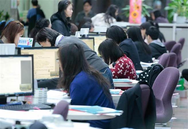 公务员服务法初审通过，轮班制公务员勤休规定无共识 。（本报资料照）