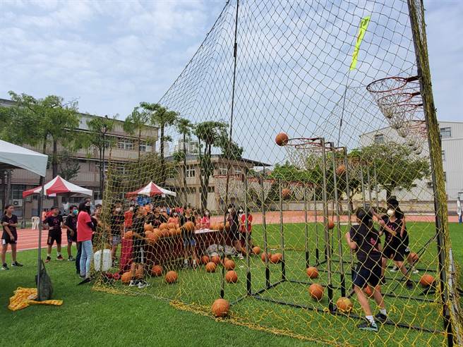 蓝球九宫格。（周丽兰摄）