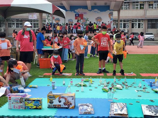 套圈圈。（周丽兰摄）