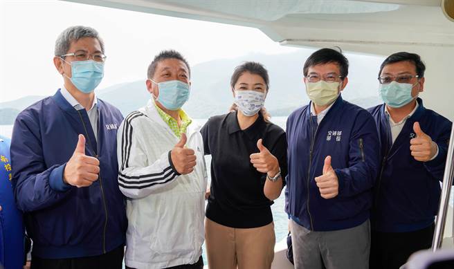 31日立法委員許淑華，邀集交通部長王國材、南投縣長林明溱等到南投日月潭考察，親自搭乘船隻遊日月潭。（吳建輝攝）