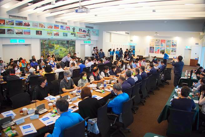 立委、部長、縣長與當地民宿、船舶業者座談，包括電子票證、電動巴士、電動船隻等，以低碳旅遊為方向，來聚焦日月潭後疫情時代發展。（吳建輝攝）