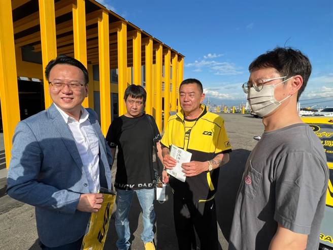 立法委員莊競程(左)、台中市議員江肇國(右)協助廖志賢團隊申請場地。(立委莊競程服務處提供／林欣儀台中傳真)