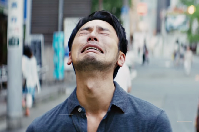 老婆因《咒》太嚇人捏斷老公手指。(圖/翻攝自微博)
