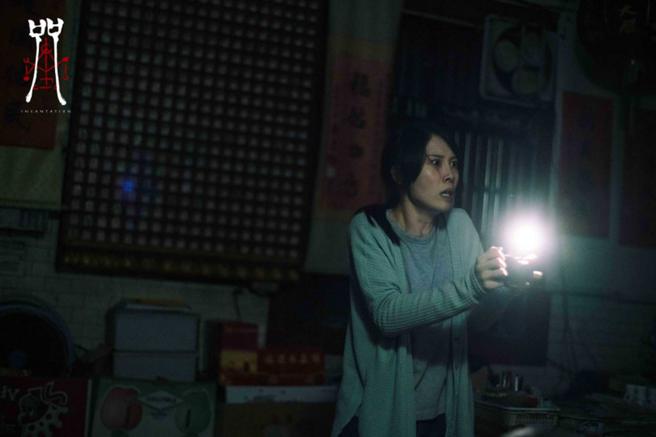 《咒》太過可怕讓觀眾不小心將老公的手捏斷。(圖/翻攝自牽猴子)
