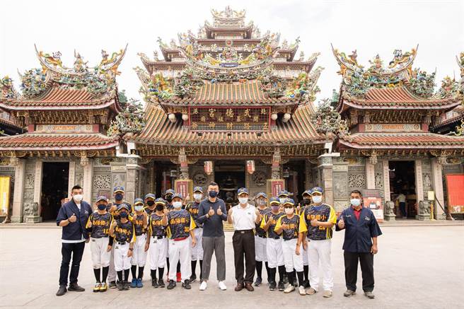 40余年前曾夺全国冠军，云林县北港镇南阳国小棒球队再度进军全国赛。（南阳国小提供／张朝欣云林传真）