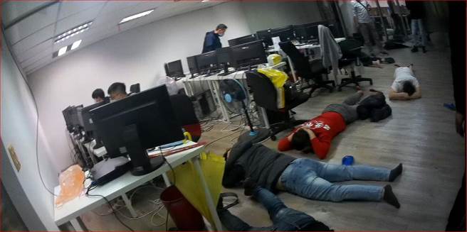 25岁郭姓主嫌伙同6名同伙筹组诈欺集团，于社群网站上张贴在家兼职广告，再进一步冒用投资公司名义，诱骗被害人投资虚拟货币。（警方提供）