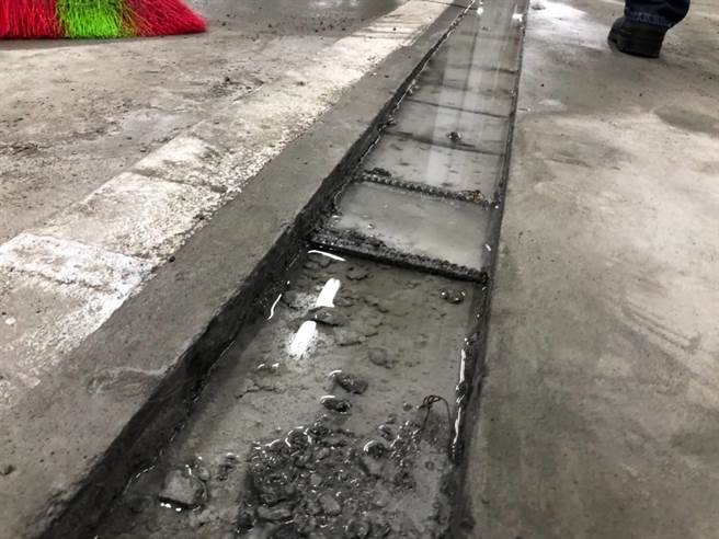 台北市第一果菜中继市场（万大市场）4月7日将启用，市府要求摊商清明连陆续假搬入，但许多摊商反映市场严重漏水。（吴沛忆提供）