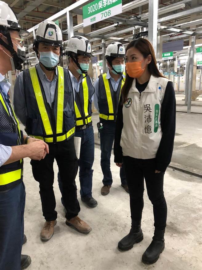 吴沛忆批评，中继市场改建延了那么久却还出包，完工后遇到大雨才发现漏水，不只是螺丝松了，是根本没有螺丝。（吴沛忆提供）