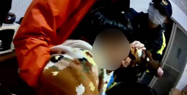 独居的陈姓女子轻微中风倒地，所幸警消人员到场救援。（翻摄照片／李京升苗栗传真）